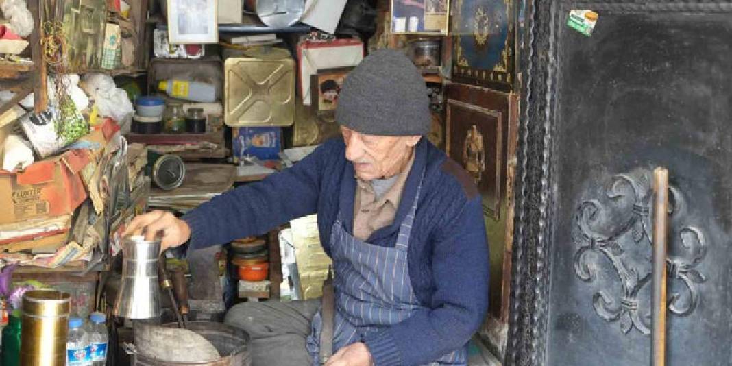 86 yaşında üretiyor, Amerika’ya bile satıyor! Teknolojiye direnen 66 yıllık usta: Sabahın ilk ışıklarında işinin başına geçiyor 3